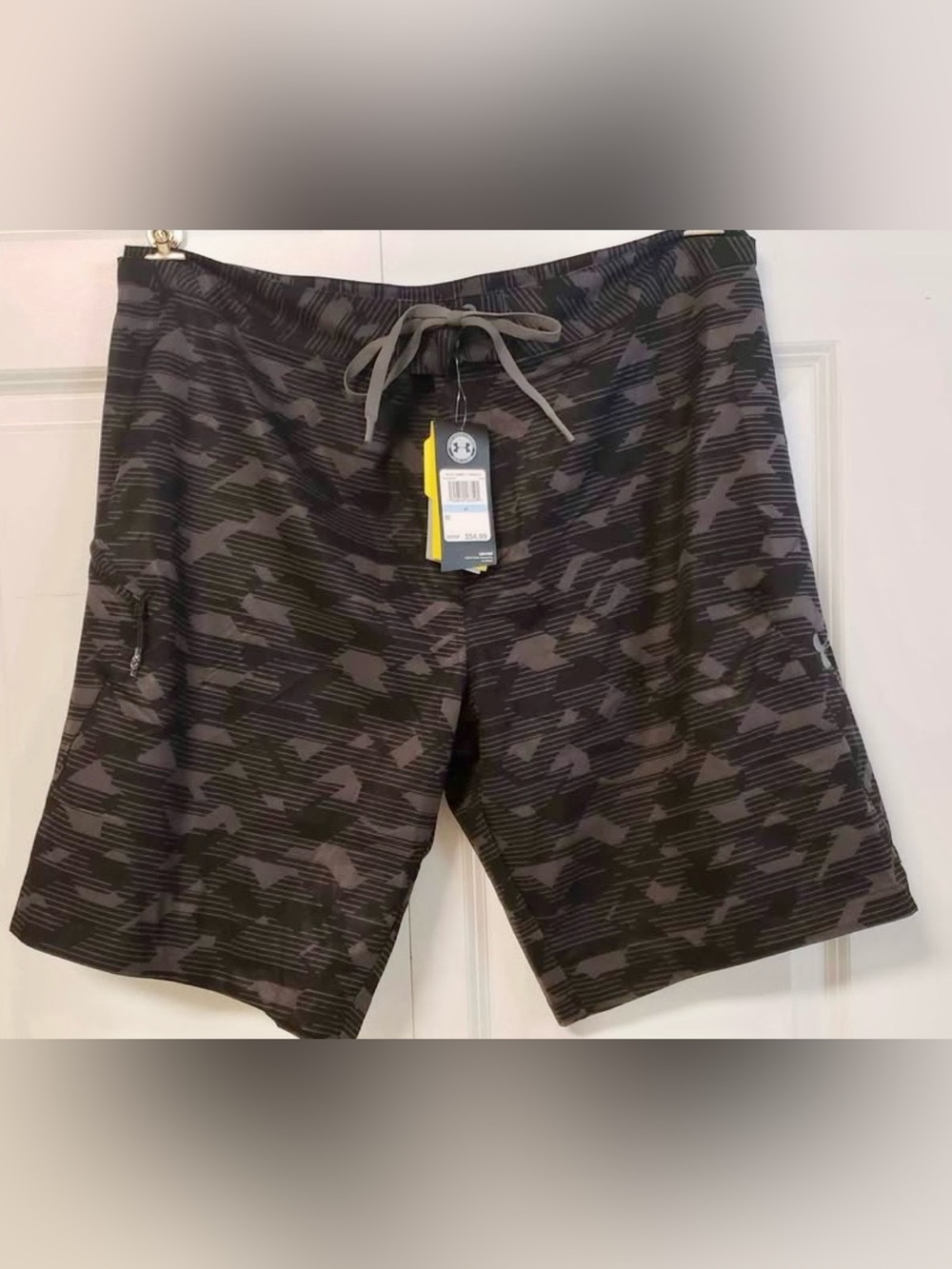 New Under Armour Men's Swim Trunks--size 40